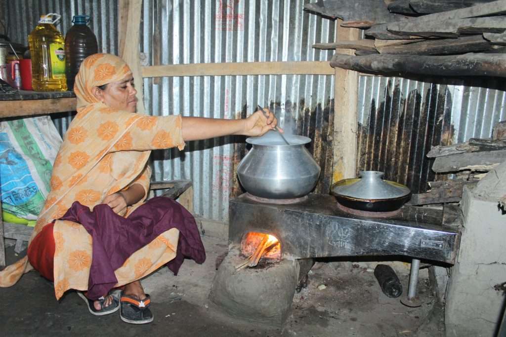 Einladung zum Webinar: Einblicke direkt aus Bangladesch Frau kocht auf Energieeffizienten Herd